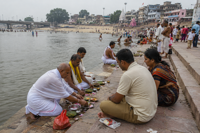 गयाजी की फल्गु नदी के घाट पर पिंडदान के लिए पहुँचे श्रद्धालुओं का सांकेतिक दृश्य